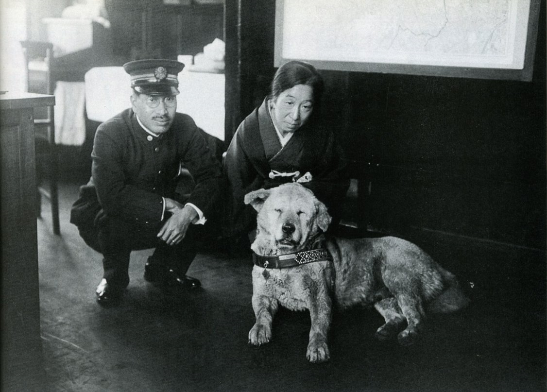 1933年頃、渋谷駅で撮影されたハチ公